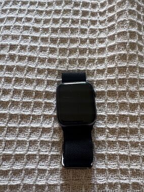 Apple Watch Series 4 44mm Space Gray Aluminum GPS – Black Band – Good Condition